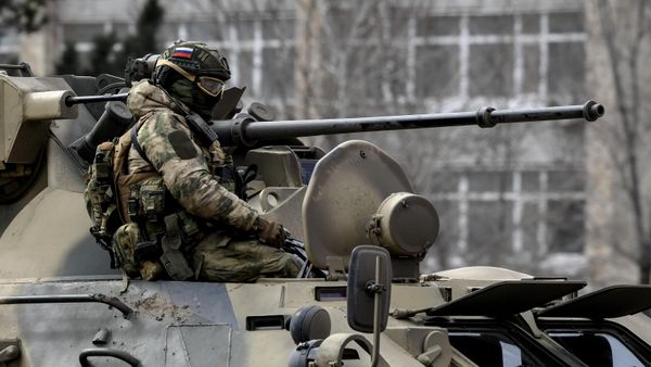 Военнослужащий на бронетранспортере БТР-82А ВС РФ  - Sputnik Армения