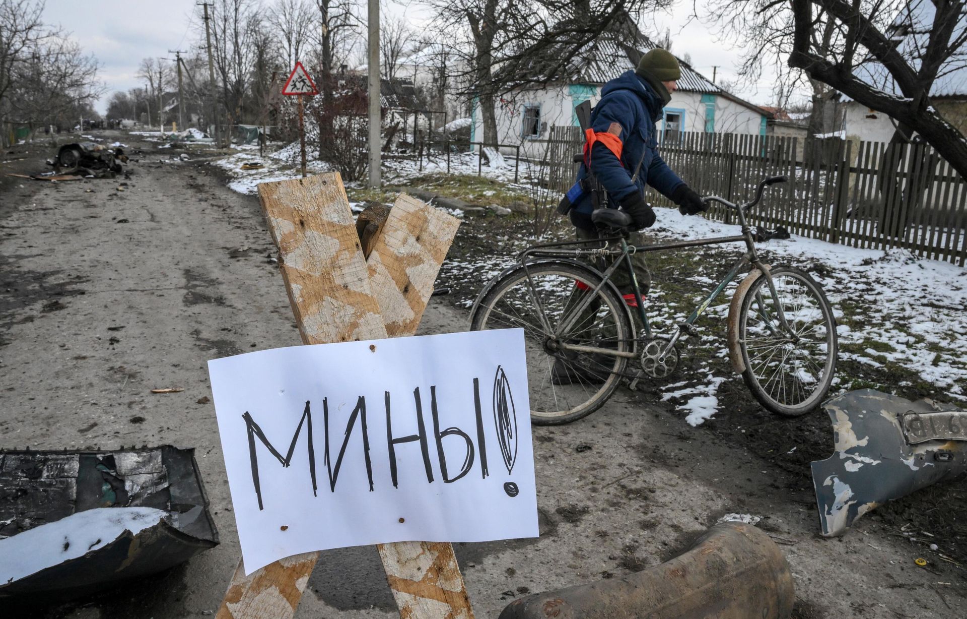 Предупреждение о минах на дороге села Новотроицкое Волновахского района - Sputnik Армения, 1920, 23.03.2022