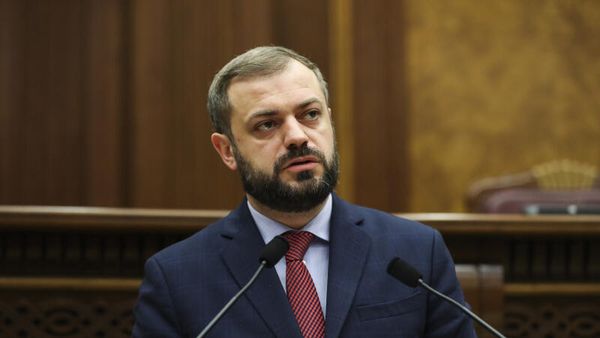 Депутат от фракции Гражданский договор Геворк Папоян на очередном заседании Национального собрания Армении (23 марта 2022). Еревaн - Sputnik Армения