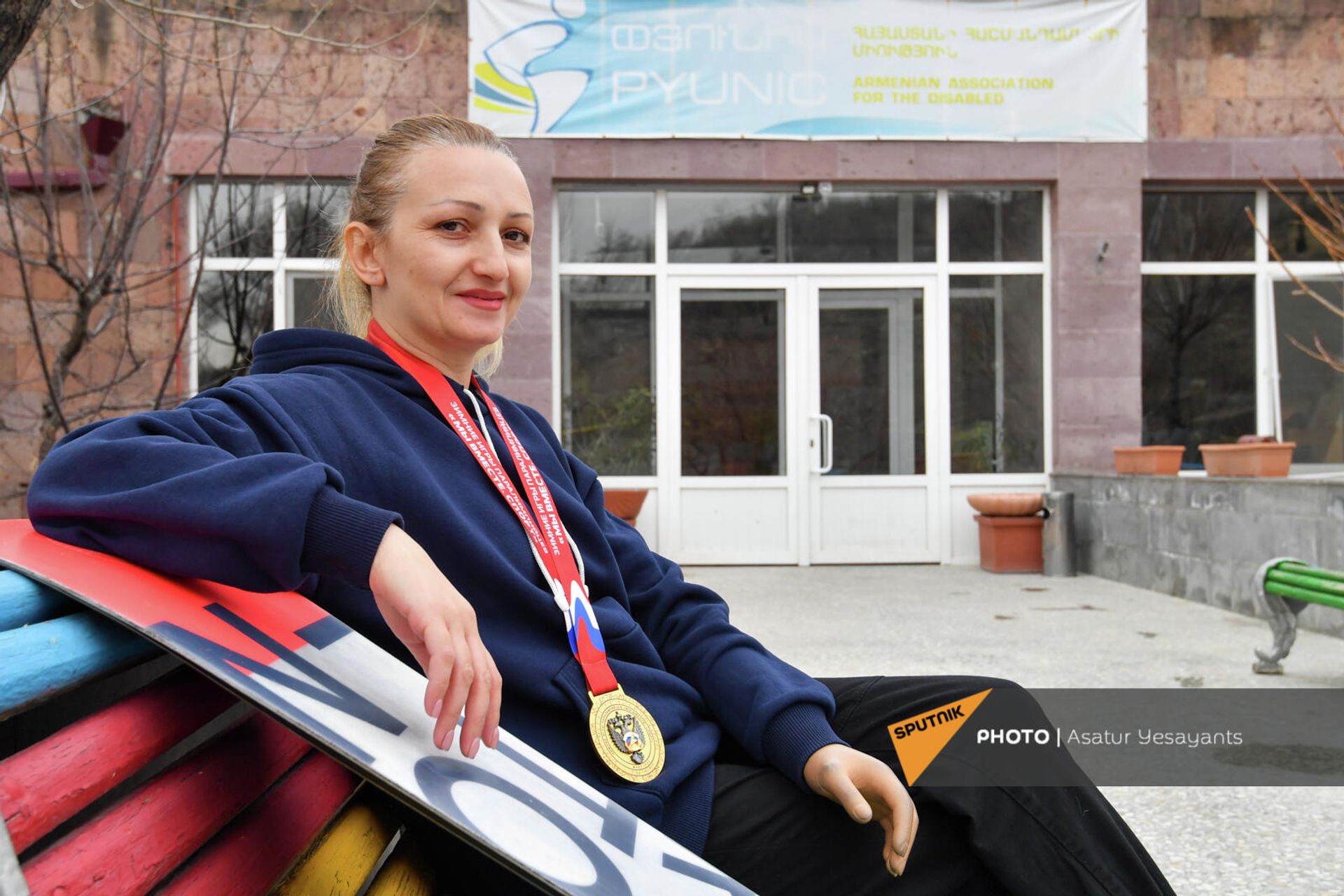Победитель соревнований по сноуборду на зимних играх паралимпийцев Мы вместе. Спорт в Ханты-Мансийске Лусине Карапетян - Sputnik Армения, 1920, 24.03.2022