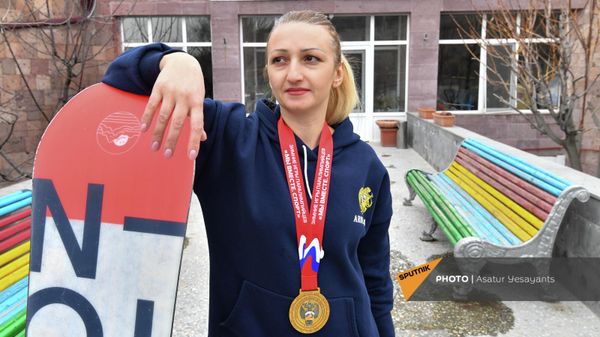 Победитель соревнований по сноуборду на зимних играх паралимпийцев Мы вместе. Спорт в Ханты-Мансийске Лусине Карапетян - Sputnik Армения
