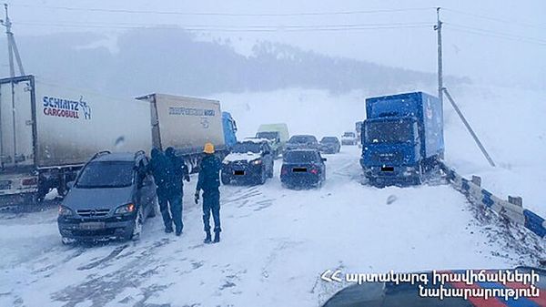 Спасатели МЧС помогают автомобилистам на трассе в Армении - Sputnik Армения