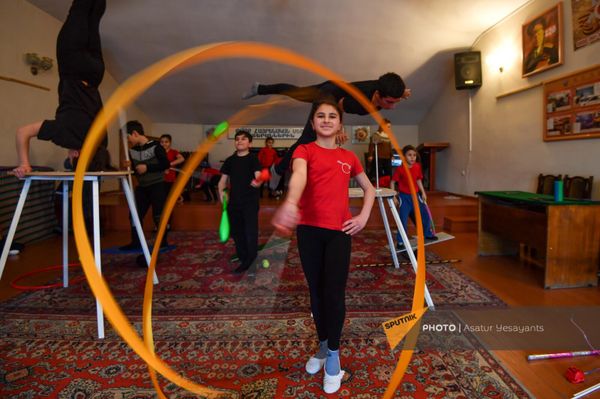 Учащиеся школы-студии им. Леонида Енгибаряна при ереванском цирке во время тренировки (24 марта 2022). Еревaн Учащиеся школы-студии им. Леонида Енгибаряна при ереванском цирке во время тренировки (24 марта 2022). Еревaн - Sputnik Армения