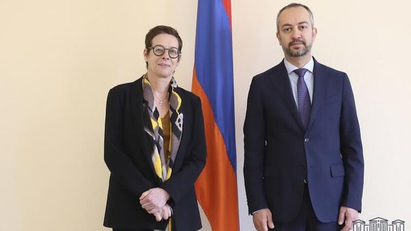 ՀՀ ԱԺ արտաքին հարաբերությունների մշտական հանձնաժողովի նախագահ Էդուարդ Աղաջանյանը ընդունել է ՀՀ-ում Ֆրանսիայի արտակարգ և լիազոր դեսպան Անն Լույոյին (25 մարտի, 2022թ). Երևան - Sputnik Արմենիա