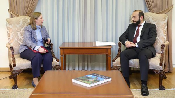 Министр иностранных дел Армении Арарат Мирзоян принял посла США в Армении Лин Трейси (28 марта 2022). Еревaн - Sputnik Армения