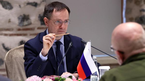 Помощник президента РФ Владимир Мединский во время российско-украинских переговоров во дворце Долмабахче (29 марта 2022). Стамбул - Sputnik Армения