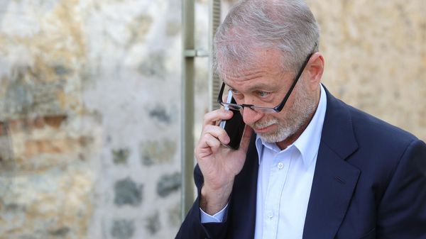 Бизнесмен Роман Абрамович разговаривает по телефону после российско-украинских переговоров во дворце Долмабахче (29 марта 2022). Стамбул - Sputnik Армения