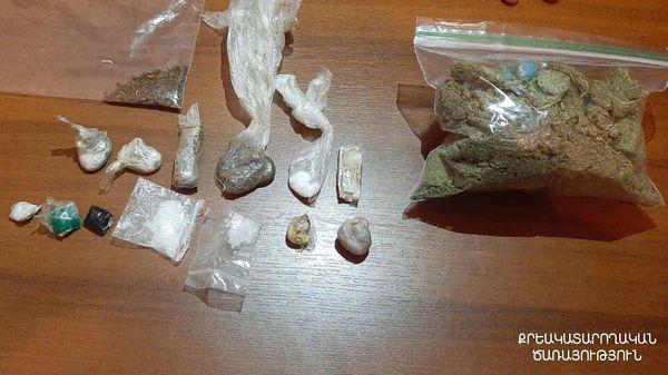 Сотрудники УИУ Армавир провели обыск заключенного лица, обнаружили 17 пакетов с наркотическими веществами - Sputnik Армения