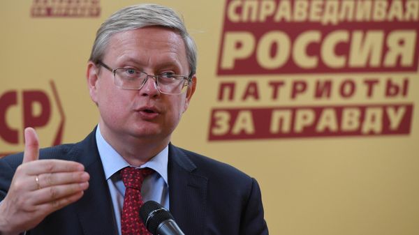 Директор Института проблем глобализации Михаил Делягин перед началом торжественной церемонии вручения удостоверений доверенным лицам партии Справедливая Россия - За правду (14 августа 2021). Москвa - Sputnik Армения