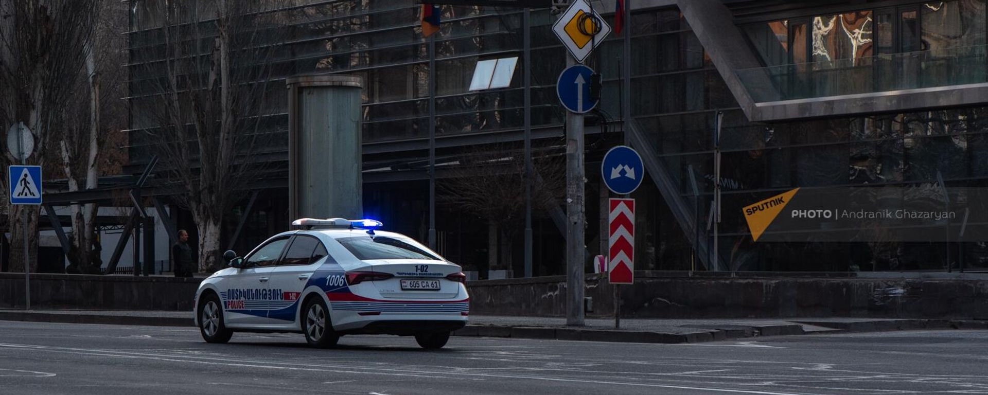 Автомобиль патрульной службы полиции на улице Ханджяна - Sputnik Армения, 1920, 30.10.2023