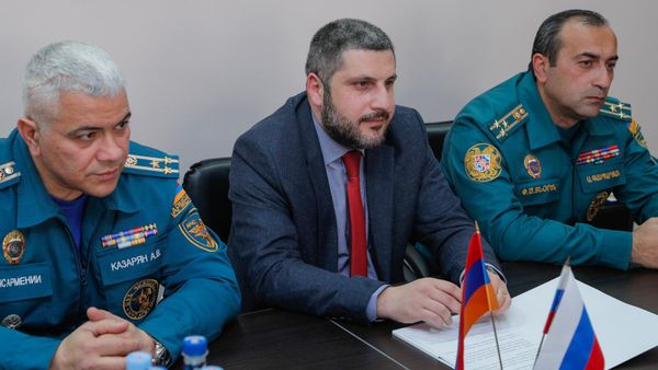 Первый заместитель министра по чрезвычайным происшествиям Армен Памбухчян встретился с директором управления международной деятельности МЧС РФ Владимиром Соловьевым (30 марта 2022). Еревaн - Sputnik Армения
