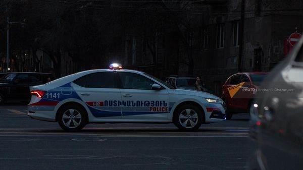 Автомобиль патрульной службы полиции на площади Сахарова в Ереване - Sputnik Армения
