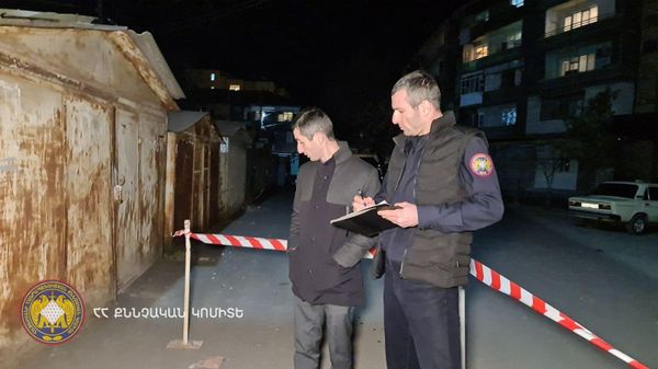 Сотрудники следственного комитета на месте покушения на гражданина Арташата (28 марта 2022). Арташат - Sputnik Армения