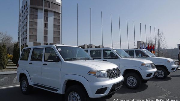 Делегация во главе с директором Департамента международной деятельности МЧС России Владимиром Соловьевым передала армянской стороне гуманитарную помощь (31 марта 2022). Еревaн - Sputnik Армения