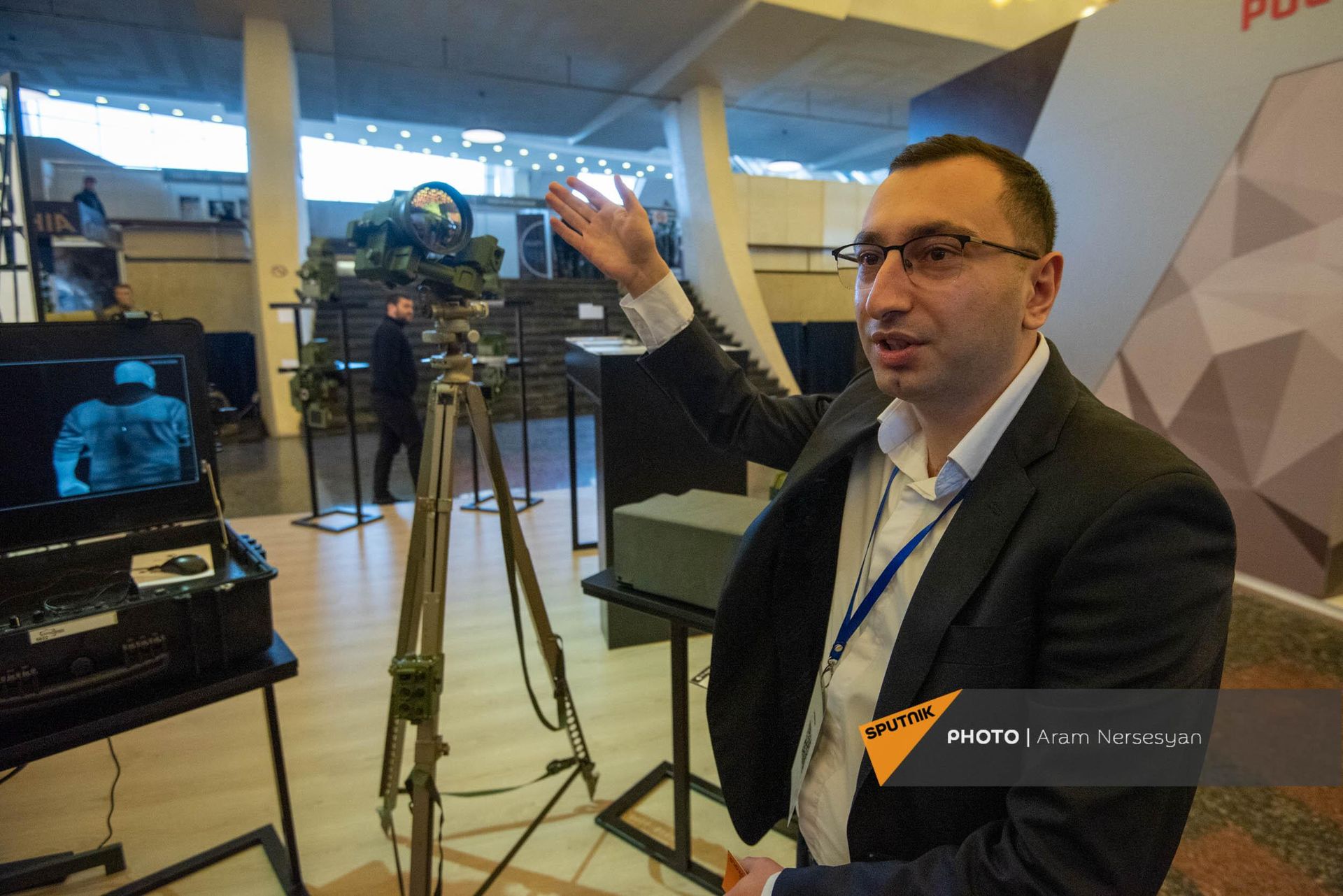 Инженер компании Арагац Мкртыч Унджугулян на выставке оборонных технологий ArmHighTech 2022 (31 марта 2022). Еревaн - Sputnik Արմենիա, 1920, 04.04.2022