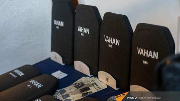 Пластины для бронежилетов компании Armor Arm на выставке оборонных технологий ArmHighTech 2022 (31 марта 2022). Еревaн - Sputnik Армения