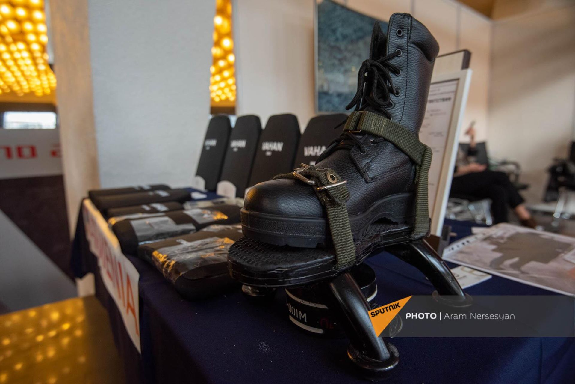 Зашитная обувь для саперов компании Armor Arm на выставке оборонных технологий ArmHighTech 2022 (31 марта 2022). Еревaн Зашитная обувь для саперов компании Armor Arm на выставке оборонных технологий ArmHighTech 2022 (31 марта 2022). Еревaн - Sputnik Армения, 1920, 04.04.2022