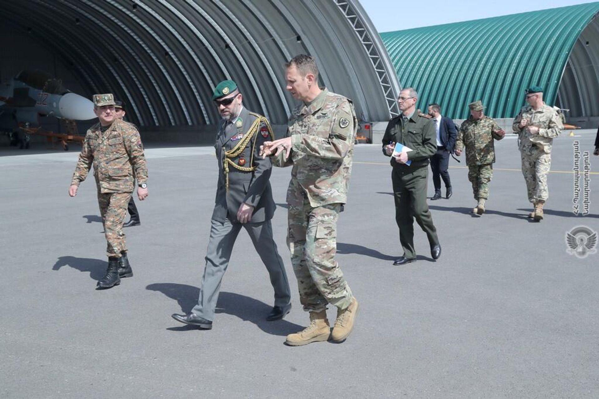 Военные атташе стран-членов ЕС-НАТО, аккредитованные в Республике Армения, посетили авиабазу N Министерства обороны РА (31 марта 2022). Еревaн - Sputnik Արմենիա, 1920, 31.03.2022