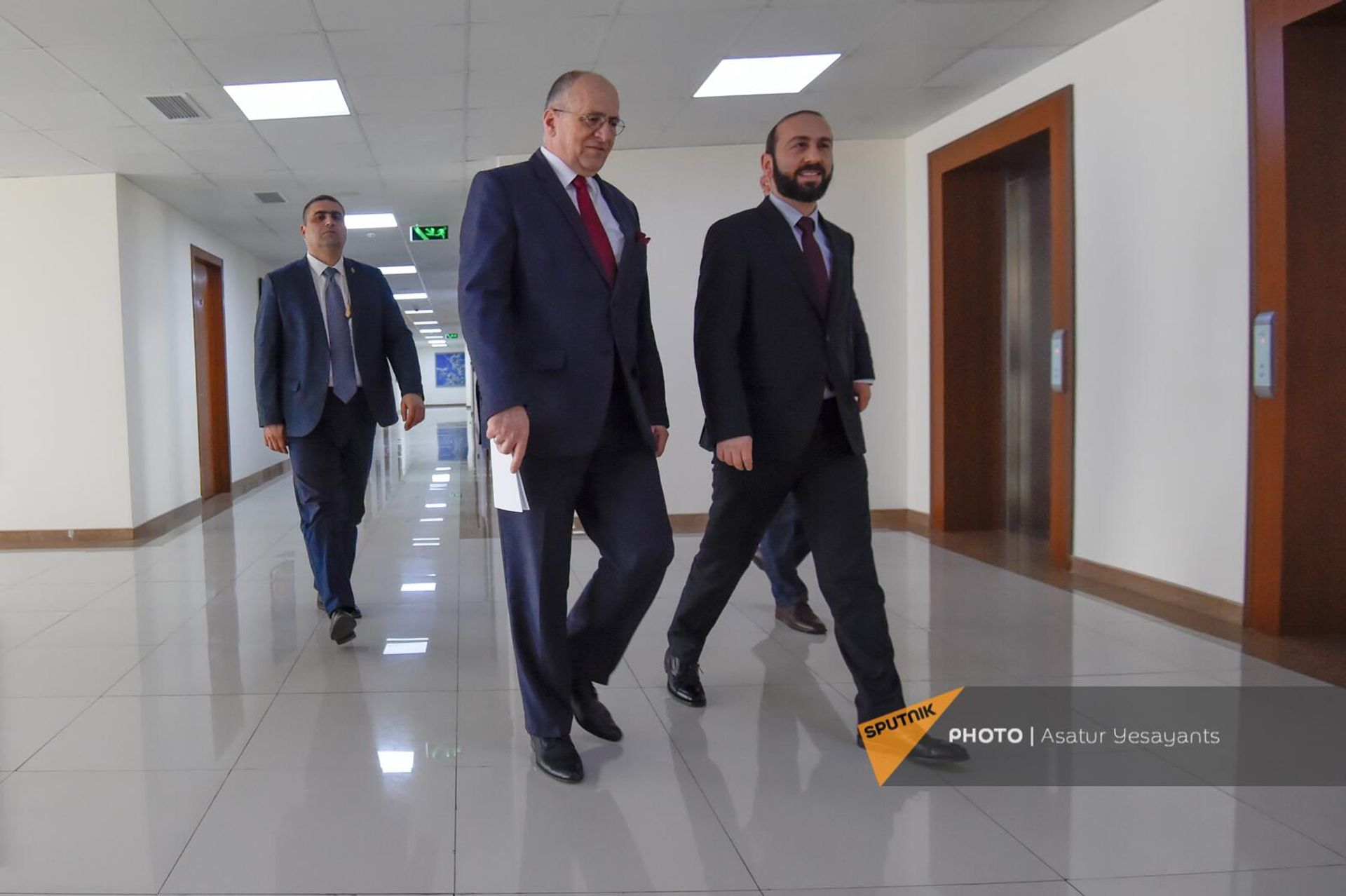 Министр иностранных дел Армении Арарат Мирзоян на встрече с польским коллегой Збигневом Рау (1 апреля 2022). Еревaн - Sputnik Արմենիա, 1920, 01.04.2022