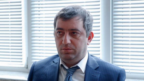 Мэр Еревaна Грачья Саркисян представил аппарату административного района Норк-Мараш новоназначенного руководителя Микаела Оганяна (1 апреля 2022). Еревaн - Sputnik Армения