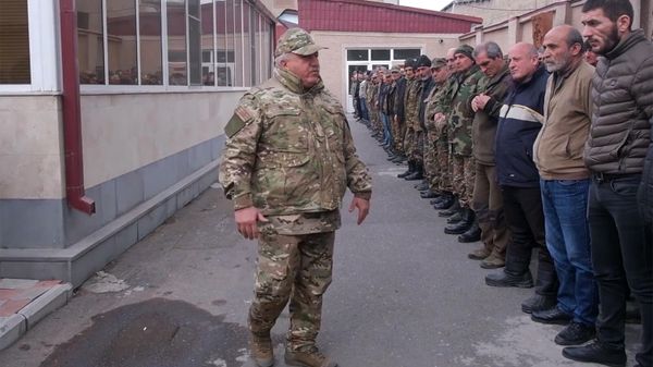 Глава союза добровольцев Еркрапа Сасун Микаелян произносит речь перед добровольцами (1 апреля 2022). Еревaн - Sputnik Армения