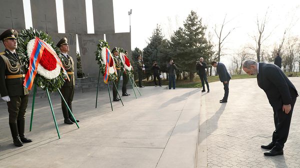 Премьер-министр Никол Пашинян в сопровождении министра обороны Сурена Папикяна посетил военный пантеон Ераблур (2 апреля 2022). Ереван - Sputnik Армения