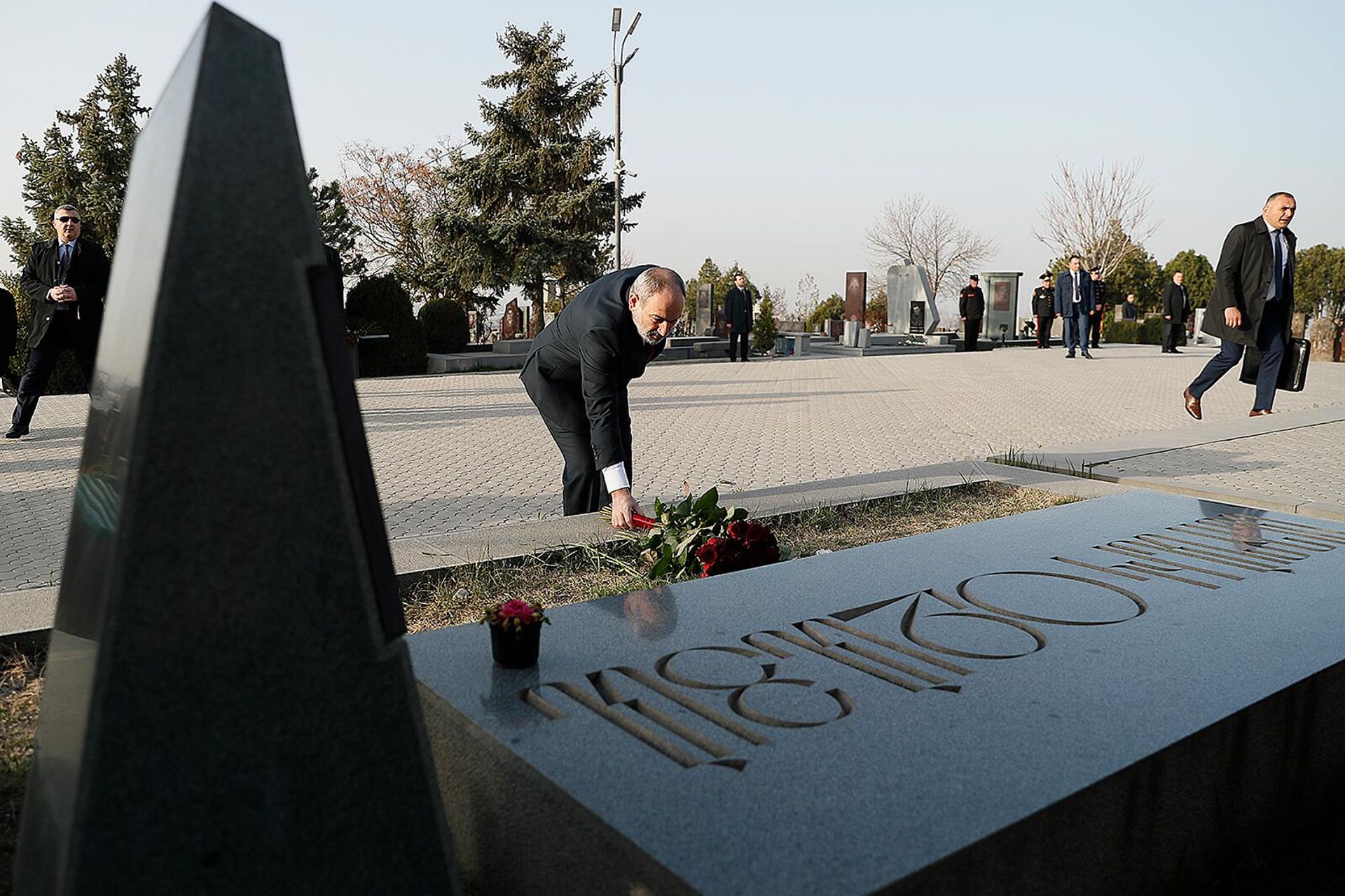 Премьер-министр Никол Пашинян в сопровождении министра обороны Сурена Папикяна посетил военный пантеон Ераблур (2 апреля 2022). Ереван - Sputnik Армения, 1920, 02.04.2022