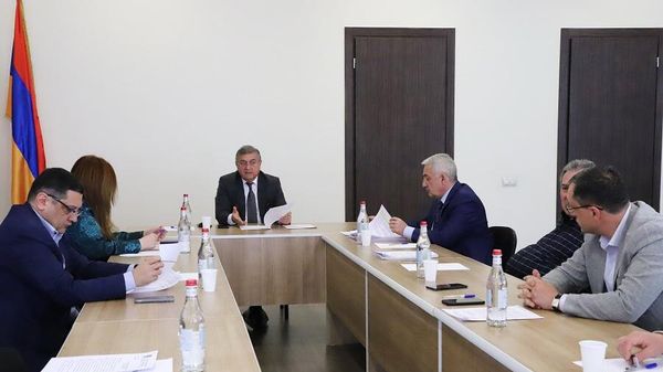 Բարձրագույն դատական խորհրդի նախագահի պաշտոնակատար Գագիկ Ջհանգիրյանը և ԲԴԽ անդամները հանդիպել են «Մեյսիս ինֆորմեյշն սիսթեմս» ՍՊԸ-ի տնօրեն Արմեն Մանուկյանի հետ (4 ապրիլի, 2022թ). Երևան - Sputnik Արմենիա
