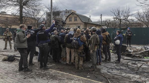 Президент Украины Владимир Зеленский окружен СМИ и украинскими военнослужащими в Буче (4 апреля 2022). Украина - Sputnik Армения