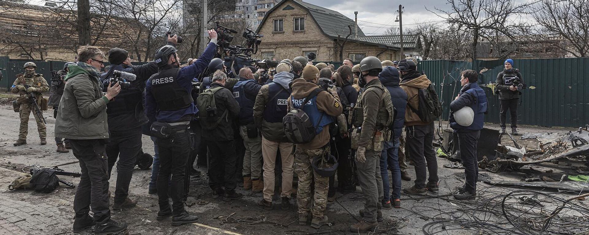 Президент Украины Владимир Зеленский окружен СМИ и украинскими военнослужащими в Буче (4 апреля 2022). Украина Президент Украины Владимир Зеленский окружен СМИ и украинскими военнослужащими в Буче (4 апреля 2022). Украина - Sputnik Армения, 1920, 05.04.2022