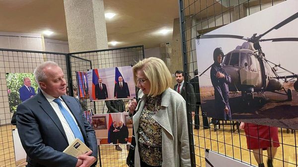 Сергей Копыркин на выставке фотографий в фойе Дома камерной музыки перед началом концерта, посвященного 30-летию российско-армянских дипотношений (5 апреля 2022). Еревaн - Sputnik Армения