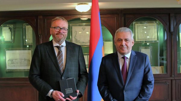 Посол Армении в РФ Вагаршак Арутюнян вручил депутату Госдумы России Виталию Милонову Памятную медаль председателя Нацсобрания РА (5 марта 2022). Москва - Sputnik Армения