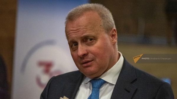 Сергей Копыркин на концерте, посвященном 30-летию российско-армянских дипотношений, в Доме камерной музыки (5 апреля 2022). Еревaн - Sputnik Армения