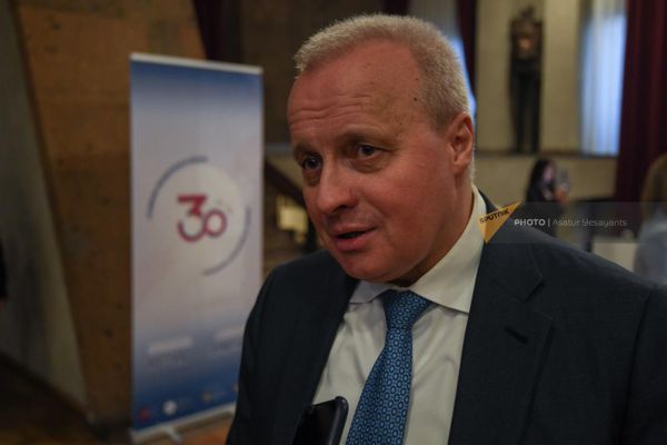 Посол РФ в Армении Сергей Копыркин общается с журналистами перед началом концерта,  - Sputnik Армения