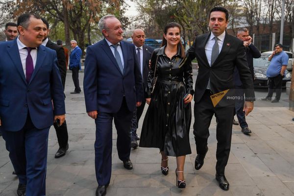 Глава Минобрнауки Ваграм Думанян и спикер парламента Ален Симонян перед концертом, посвященном 30-летию российско-армянских дипотношений, в Доме камерной музыки (5 апреля 2022). Еревaн - Sputnik Армения