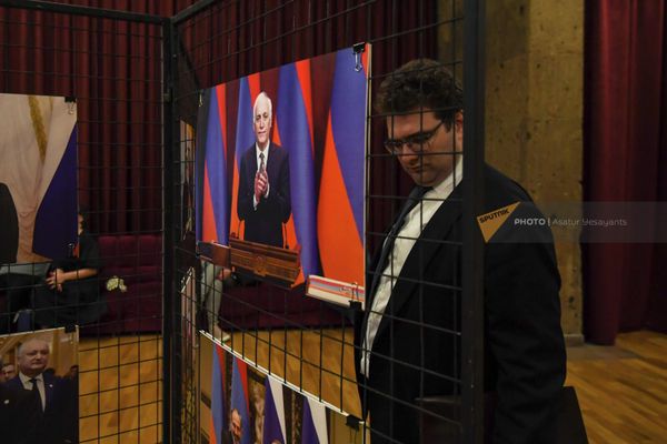 Выставка фотографий в фойе Дома камерной музыки перед началом концерта, посвященного 30-летию российско-армянских дипотношений (5 апреля 2022). Еревaн - Sputnik Армения