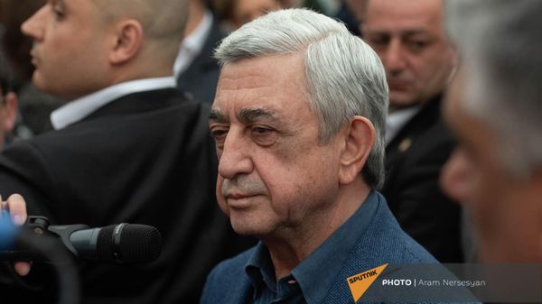 Серж Саргсян во время акции протеста оппозиции на площади Свободы (5 апреля 2022). Еревaн - Sputnik Армения