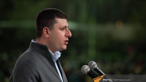 Тигран Абрамян во время акции протеста оппозиции на площади Свободы (5 апреля 2022). Еревaн - Sputnik Армения
