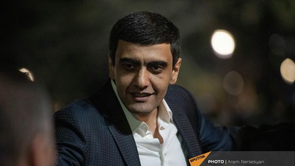 Аруш Арушанян во время акции протеста оппозиции на площади Свободы (5 апреля 2022). Еревaн - Sputnik Армения