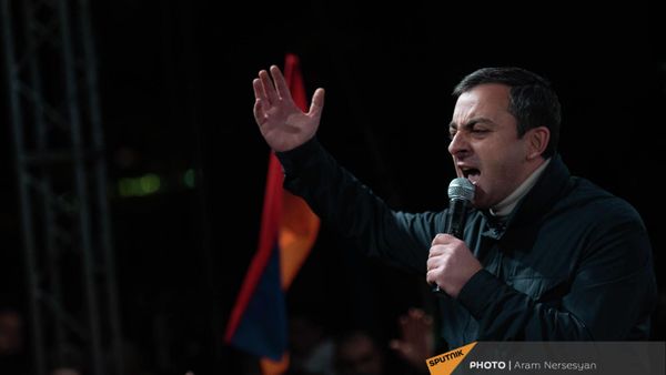 Ишхан Сагателян во время акции протеста оппозиции на площади Свободы (5 апреля 2022). Еревaн - Sputnik Армения