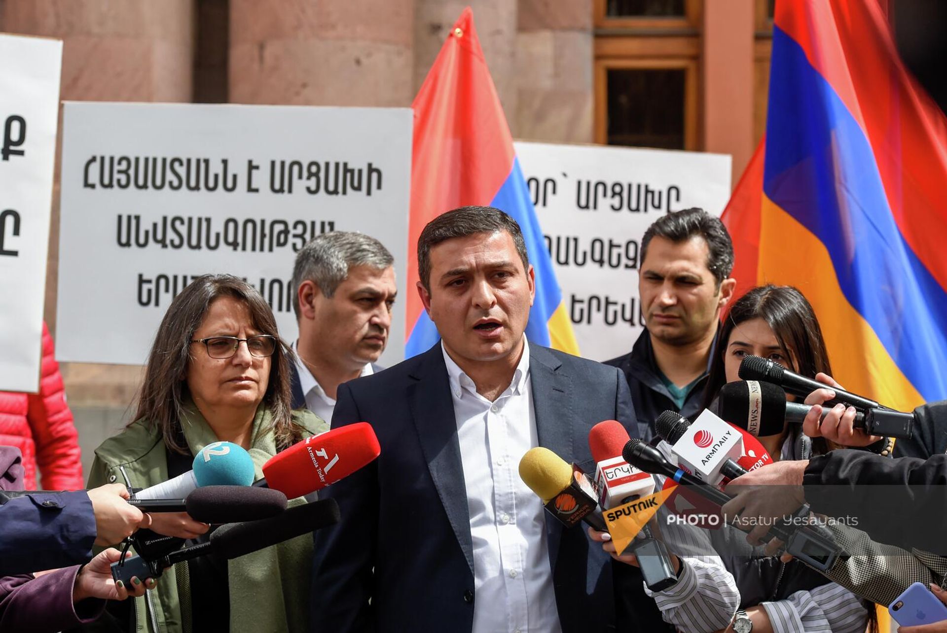 Участники движения 5165 на акции протеста перед зданием правительства (6 апреля 2022). - Sputnik Արմենիա, 1920, 06.04.2022