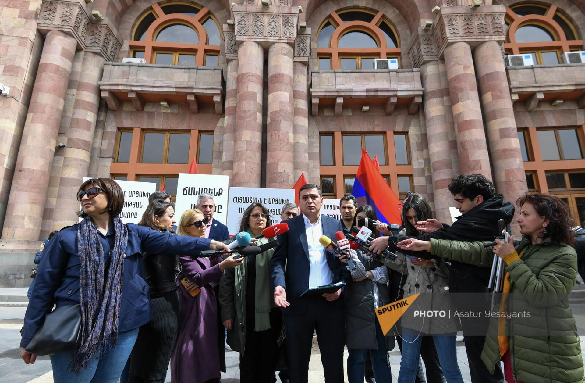 Участники движения 5165 на акции протеста перед зданием правительства (6 апреля 2022). - Sputnik Արմենիա, 1920, 06.04.2022