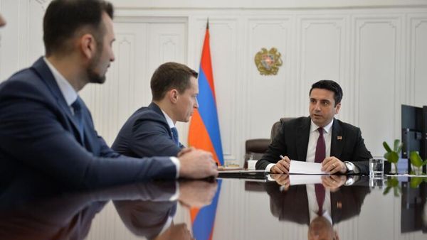 Председатель НС Ален Симонян принял ответственного секретаря Парламентской Ассамблеи ОДКБ Сергея Поспелова (6 апреля 2022). Еревaн - Sputnik Армения