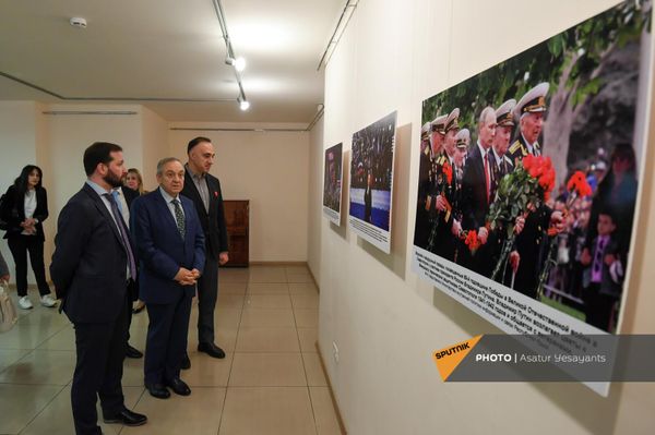 Открытие фотовыставки &quot;Крымская весна, всегда вместе&quot;, посвященная 8-й годовщине единства Крыма и России (6 апреля 2022). Еревaн - Sputnik Армения