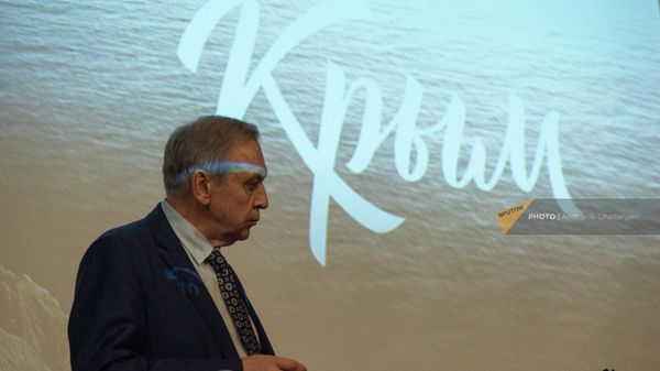Постпред Крыма при президенте РФ, вице-премьер Крыма Георгий Мурадов перед началом конференции Интеграция постсоветских стран, новые Евразийские идеи, новые возможности в Доме Москвы (6 апреля 2022). Еревaн - Sputnik Армения
