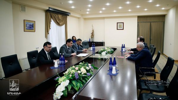 Мэр Еревана Грачья Саргсян встретился с Чрезвычайным и полномочным послом России Сергеем Копыркиным (6 апреля 2022). Ереван - Sputnik Армения