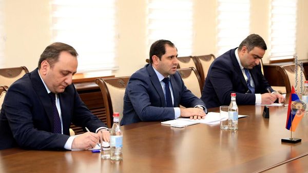 Министр обороны Сурен Папикян принял Чрезвычайного и полномочного посла Соединенного Королевства Джона Галагера (6 апреля 2022). Ереван - Sputnik Армения