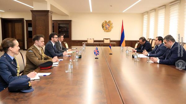 ՀՀ պաշտպանության նախարար Սուրեն Պապիկյանն ընդունել է Հայաստանում Միացյալ Թագավորության արտակարգ և լիազոր դեսպան Ջոն Գալագերին (6 ապրիլի, 2022թ). Երևան - Sputnik Արմենիա
