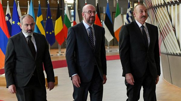 Премьер-министр Армении Никол Пашинян, Президент Европейского Совета Шарль Мишель и президент Азербайджана Ильхам Алиев перед встречей в Европейском Совете (6 апреля 2022). Брюссель - Sputnik Армения