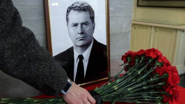 Цветы и портрет Владимира Жириновского в здании Государственной Думы РФ (6 апреля 2022). Москвa - Sputnik Армения